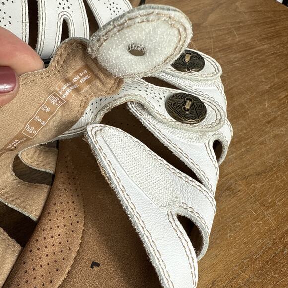 Clarks White Sandals Size 9 Leisa Grace Tri-Strap Hook Loop Open Easy On Shoes - Picture 11 of 11